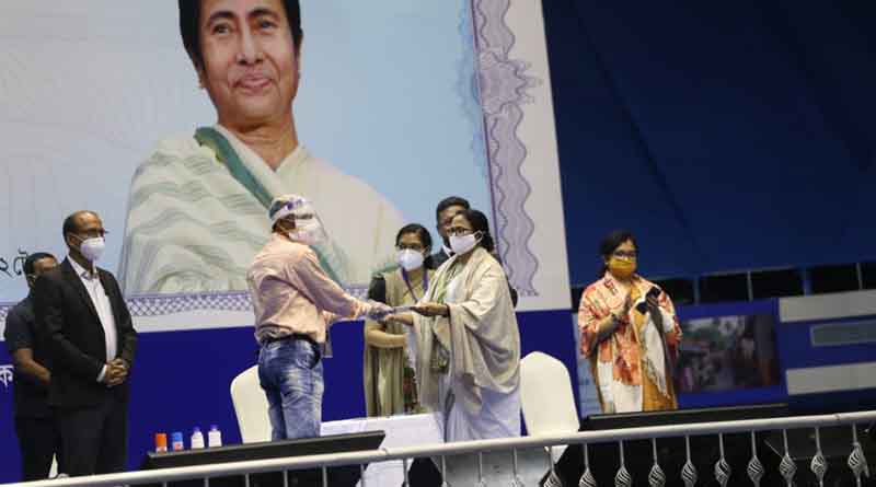 CM Mamata Banerjee distributes land documents to refugees | Sangbad Pratidin