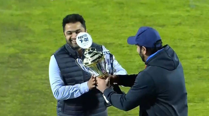 Whom captain Rohit Sharma handed the trophy after T20I series win vs Sri Lanka | Sangbad Pratidin