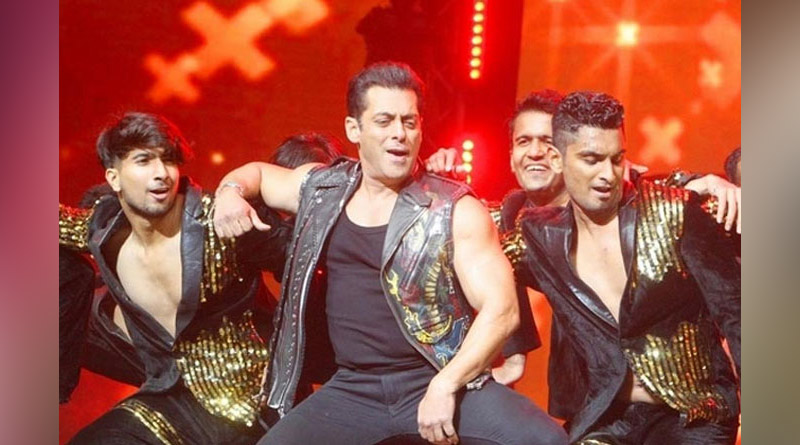স্টেজে নাচছেন সলমন খান, একটিবার নায়ককে ছুঁয়ে দেখার জন্য কান্নায় ভাসলেন দুবাইয়ের অনুরাগী