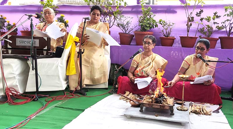 women priest perform Sandhya Mukherjee's last rites