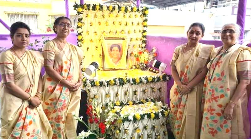 Four women priest perform Sandhya Mukherjee's last rites | Sangbad Pratidin