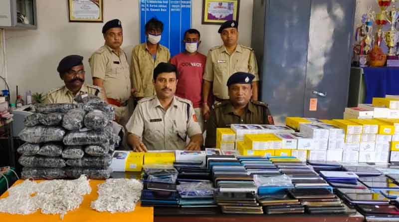 ফলের আড়ালে পেট্রাপোল সীমান্তে ১৬১ কেজি রুপোর গয়না ও মোবাইল পাচার, গ্রেপ্তার দুই