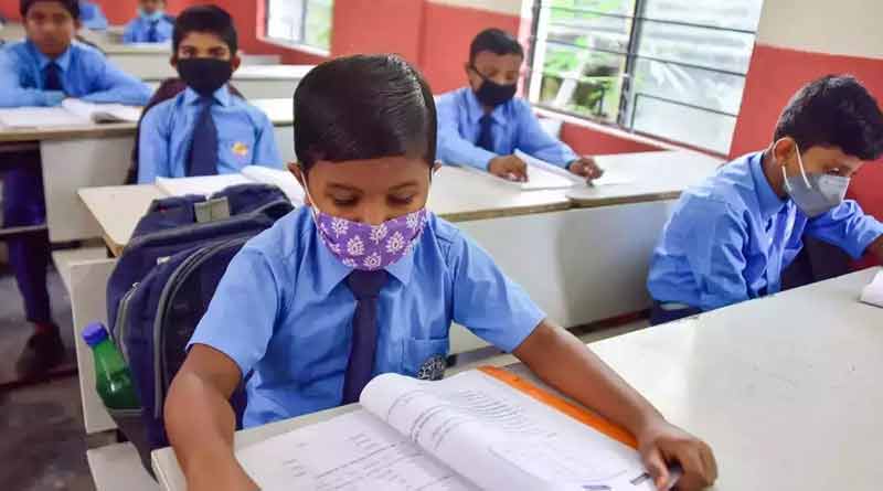 অ, আ পড়তে গিয়ে হোঁচট! স্কুল বন্ধ থাকায় বর্ণও চিনতে পারছে না বহু পড়ুয়া