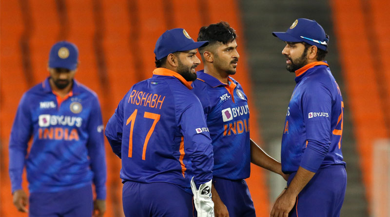 ‘কী হল, দৌড়চ্ছিস না কেন?’, দ্বিতীয় ম্যাচেই তারকাকে ‘ধমক’ অধিনায়ক রোহিতের