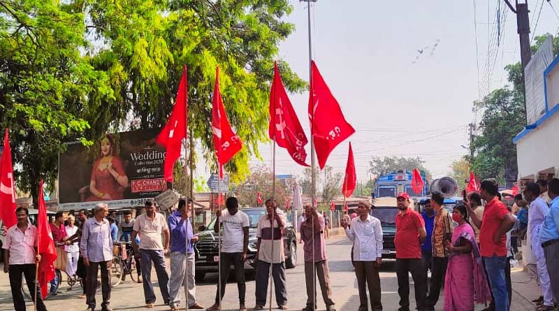 Left Front gather in huge numbers & block railway tracks at Jadavpur Railway Station | Sangbad Pratidin