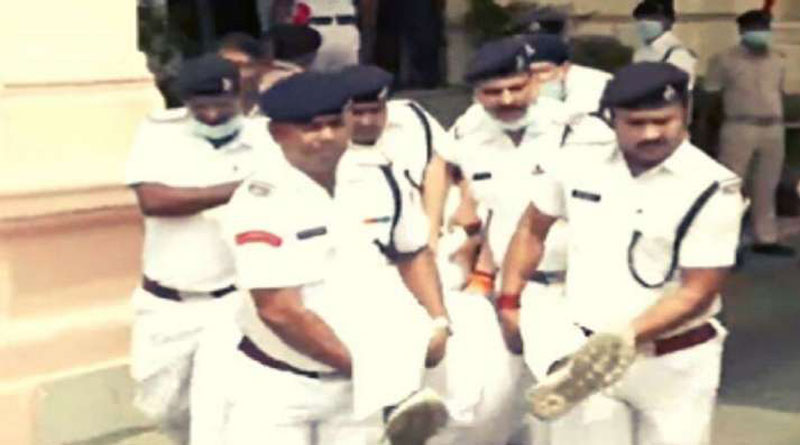 স্পিকারের কথা না শোনার ‘শাস্তি’, বিহার বিধানসভা থেকে চ্যাংদোলা করে বের করা হল ৮ বিধায়ককে