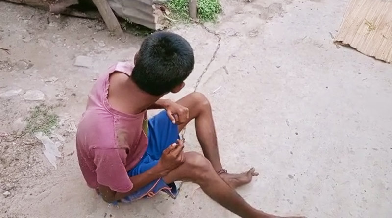 Parents chain mentally unstable son in South Dinajpur | Sangbad Pratidin