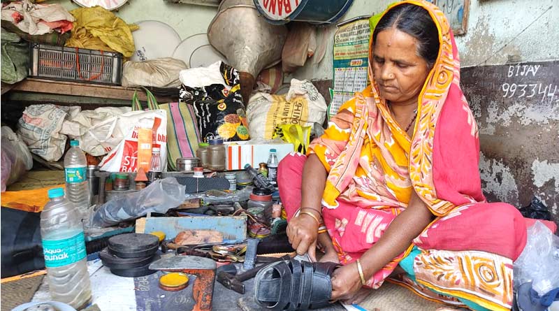 Women's Day 2022: Meet the one and only Woman Cobbler of Uttar Dinajpur | Sangbad Pratidin