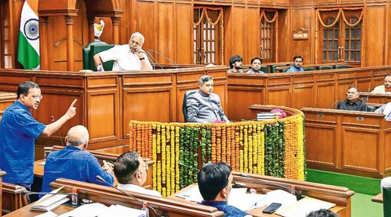 রাজনীতি করতে এসে ‘মিথ্যে’ ছবির পোস্টার লাগাচ্ছে বিজেপি! ‘দ্য কাশ্মীর ফাইলস’ নিয়ে খোঁচা কেজরিওয়ালের