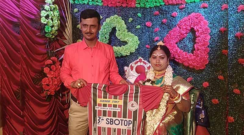 প্রেমের টানে দলবদল করে ‘মোহনবাগানি’ হল কনে, বর এল সবুজ-মেরুন জার্সিতে