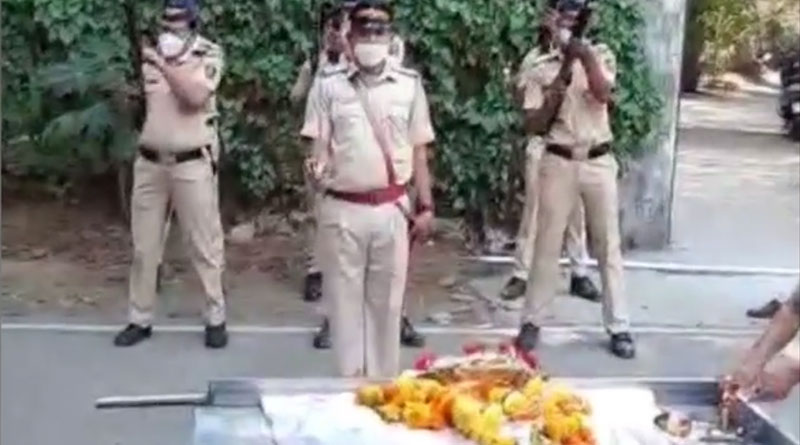 Mumbai police given gun salute to bomb squad dog | Sangbad Pratidin