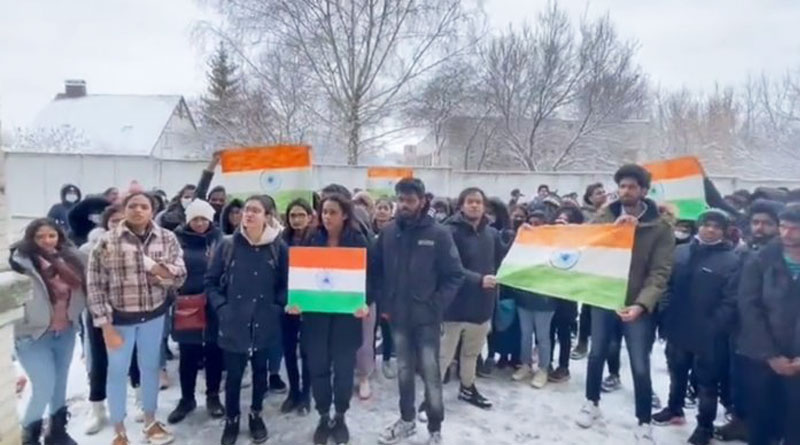 গুলি খেলে দায়ী হবে দিল্লি, সীমান্তে রওনা হওয়ার হুঁশিয়ারি সুমিতে আটকে পড়া ভারতীয় পড়ুয়াদের