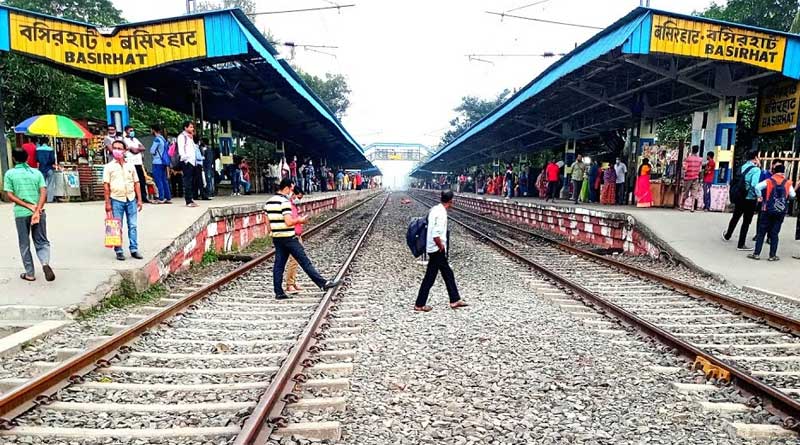 Clashes at Basirhat over rail property encroachment, 5 injured | Sangbad Pratidin