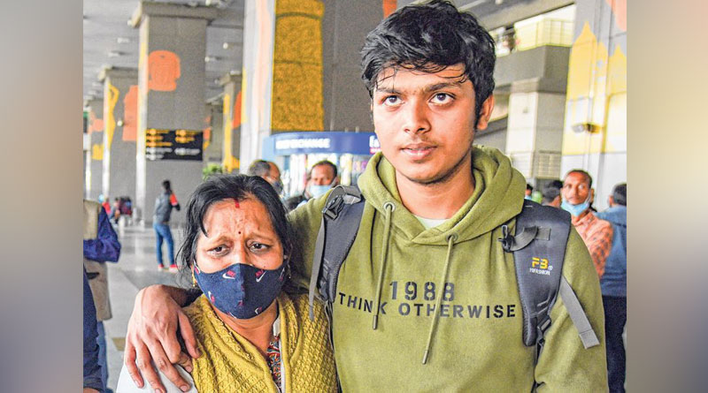 Indian student returning from Ukraine in trauma | Sangbad Pratidin