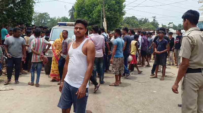 বালিবোঝাই লরির ধাক্কায় ছাত্রীর মৃত্যু, অবরোধ-ভাঙচুরে রণক্ষেত্র কালনা