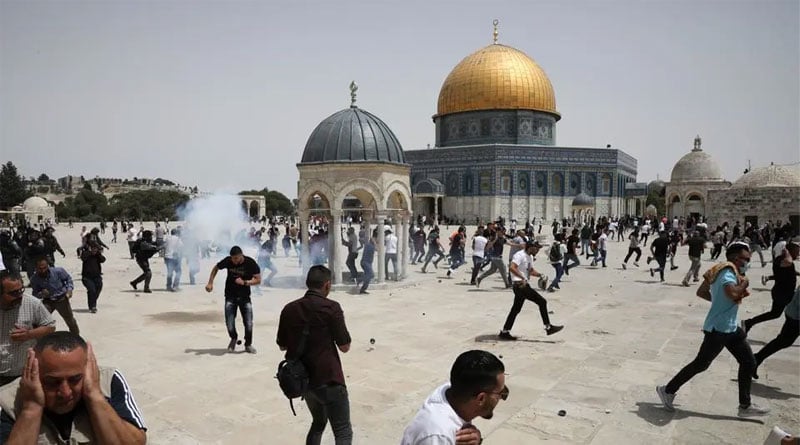 Clashes erupt at Jerusalem's Al-Aqsa Mosque, many wounded | Sangbad Pratidin
