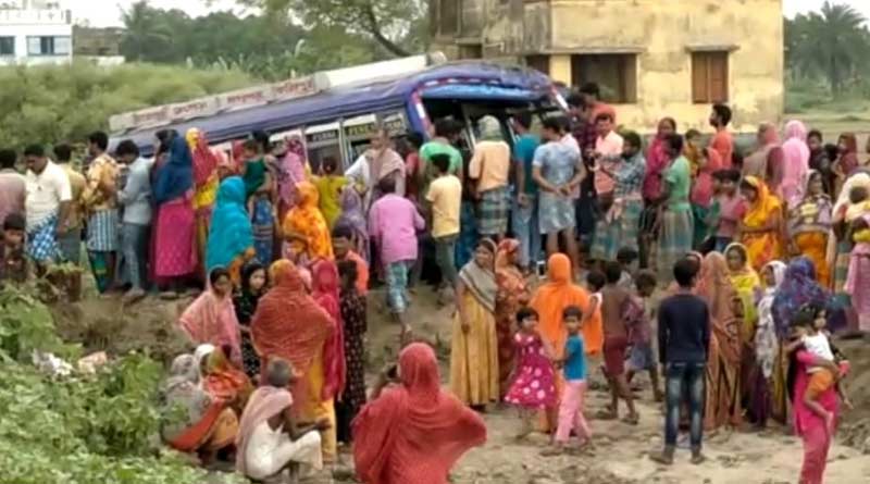 ডোমকলে ভয়াবহ দুর্ঘটনা, বাস উলটে মৃত ১, জখম কমপক্ষে ১৮