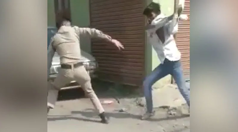 হাত থেকে লাঠি ছিনিয়ে পুলিশকেই উদ্দাম মার যুবকের! ভাইরাল ভিডিও দেখে অবাক নেটিজেনরা