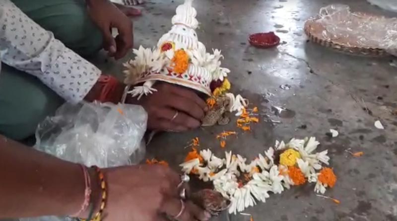 প্রচণ্ড গরমে হাঁসফাঁস দশা, বৃষ্টির আশায় ঘটা করে আরামবাগে বসল ব্যাঙের বিয়ের আসর