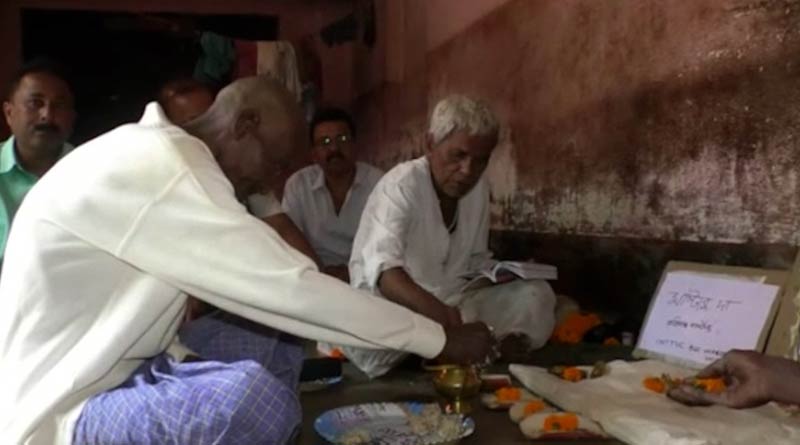 Muslim Man Performs Hindu Last Rites for Friend In Ranigunj | Sangbad Pratidin