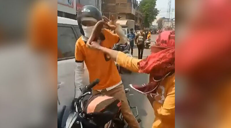 স্কুটিতে ধাক্কা লাগায় ফুড ডেলিভারি বয়কে জুতো পেটা মহিলার! ভিডিও দেখে নিন্দা নেটিজেনদের