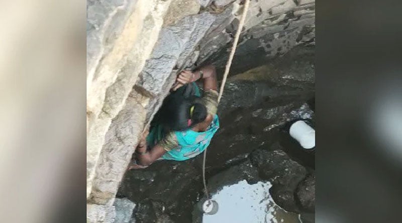Maharashtra Woman Risks Life To Fetch Drinking Water From a Well | Sangbad Pratidin