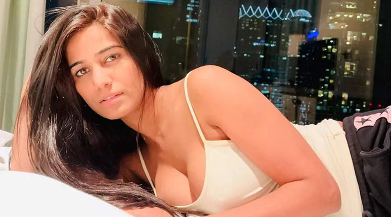 Poonam Pandey promises her fans she will take off her t-shirt