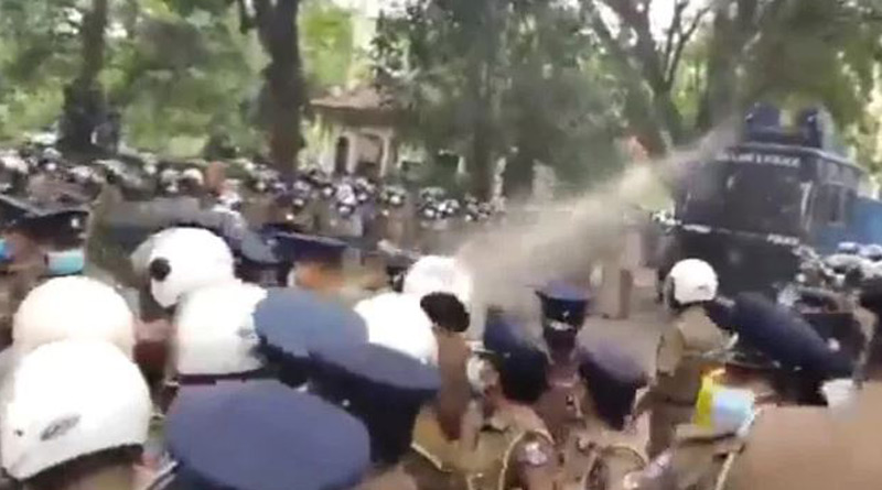 শ্রীলঙ্কায় বাড়ছে বিদ্রোহের আঁচ, জলকামান উপেক্ষা করে এবার রাজপথে পড়ুয়ারা