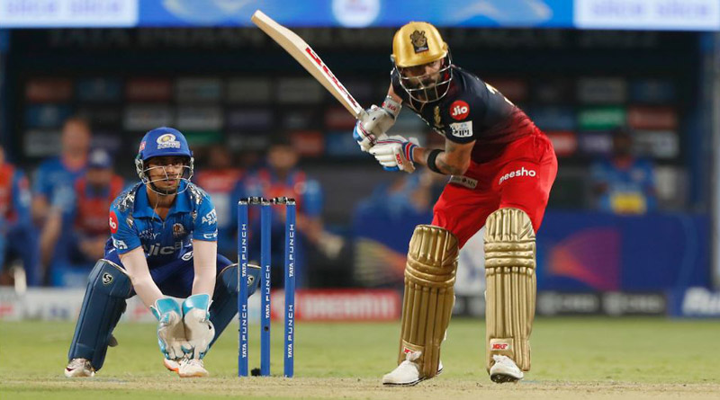 IPL 2022: বিরাটের জন্য পোস্টার লিখে অভিনব বার্তা তরুণীর, সোশ্যাল মিডিয়ায় জোর চর্চা