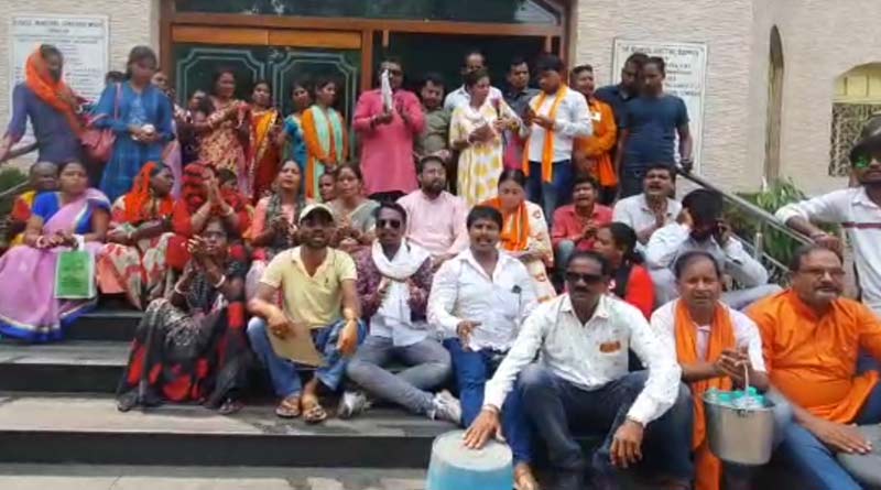 পানীয় জলের দাবিতে আসানসোল পুরনিগমে বিক্ষোভে অগ্নিমিত্রা, বিজেপি কর্মী ও পুলিশের হাতাহাতি