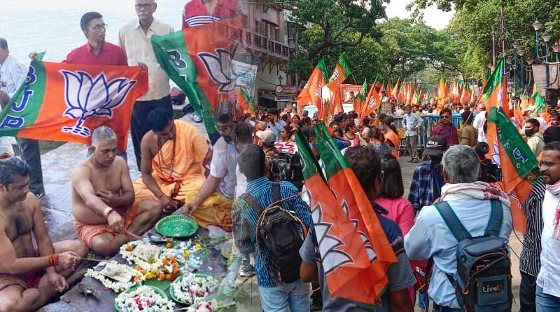 মমতা সরকারের বর্ষপূর্তি, ‘ভোট সন্ত্রাসে’ শহিদদের শ্রদ্ধা জানাতে গঙ্গায় তর্পণ দিলীপের