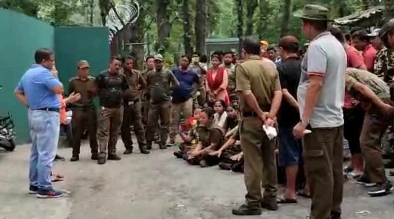 কর্মী বিক্ষোভে বেঙ্গল সাফারি পার্কে তুমুল উত্তেজনা, হয়রানির শিকার পর্যটকেরা