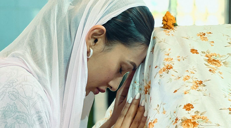 বোনঝিকে সঙ্গে নিয়ে হলদিবাড়ির হুজুর সাহেবের দরগায় মিমি চক্রবর্তী! দেখুন ছবি