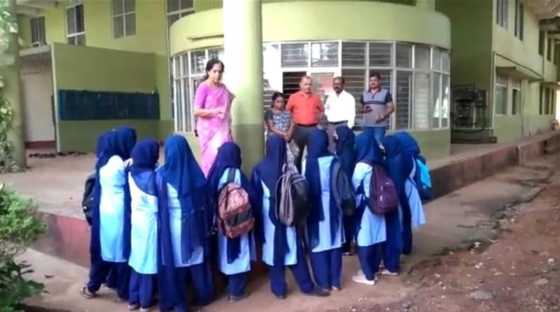 হিজাব পরায় কর্ণাটকের বিশ্ববিদ্যালয়ে ঢুকতে পারলেন না পড়ুয়ারা, ‘নিয়ম মানতেই হবে’, সাফ কথা মুখ্যমন্ত্রীর