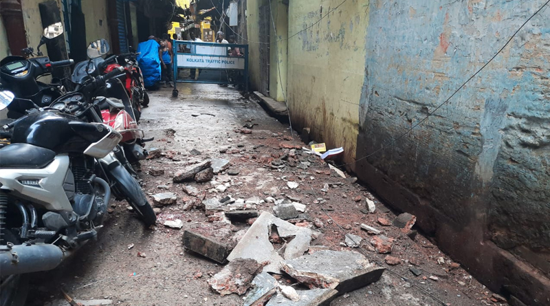 Dilapidated house collapses in Kolkata, 3 cops injured | Sangbad Pratidin