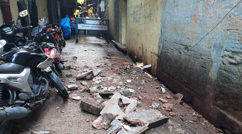 বড়বাজারে তদন্তে গিয়ে বিপত্তি, পুরনো বাড়ির একাংশ ভেঙে জখম ৩ পুলিশ কর্মী