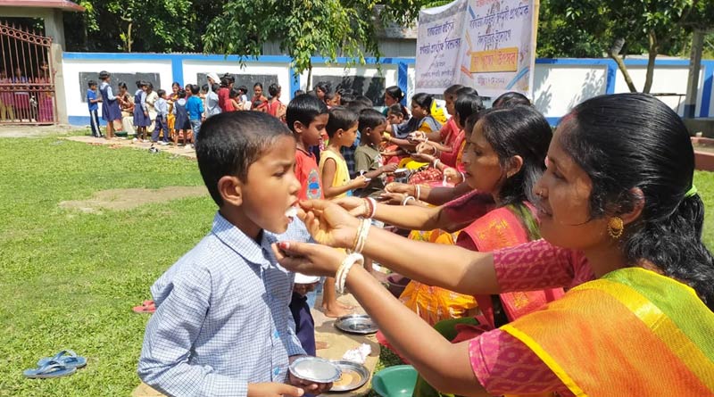 Students of Jalpaiguri School worshiped their mothers before Mother's Day 2022 | Sangbad Pratidin