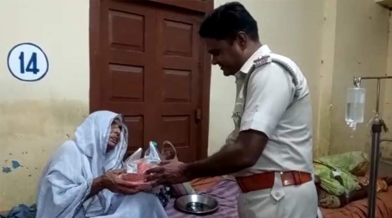 A police officer gives food to patients in a hospital at Murshidabad | Sangbad Pratidin