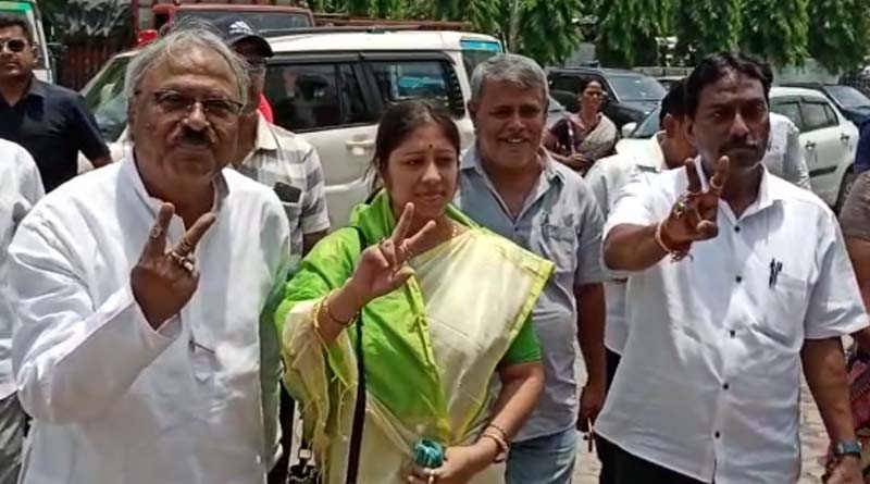 ‘স্বামীর আদর্শে কাজ করব’, পানিহাটি উপনির্বাচনে মনোনয়ন জমা দিয়ে শপথ নিহত কাউন্সিলরের স্ত্রীর
