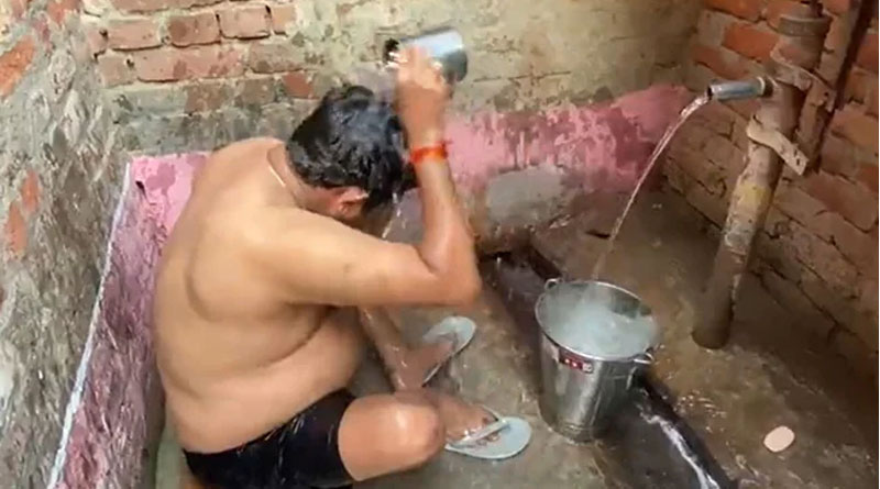 VIP’র মতো আচরণ নয়, হ্যান্ড পাম্পের জলে স্নান করছেন যোগীরাজ্যের মন্ত্রী, ভাইরাল ভিডিও