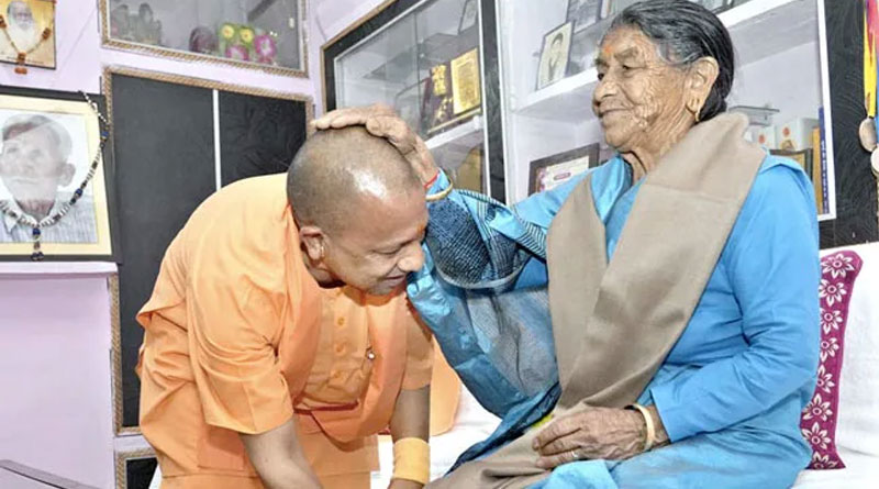 মুখ্যমন্ত্রী হওয়ার পর প্রথমবার মায়ের সঙ্গে দেখা যোগীর, পায়ে হাত দিয়ে প্রণামের ছবি ভাইরাল