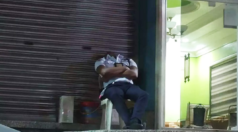 দোকানের বাইরে পাহারায় মুণ্ডহীন নিরাপত্তারক্ষী! কীভাবে সম্ভব? ছবি দেখে তাজ্জব নেটদুনিয়া