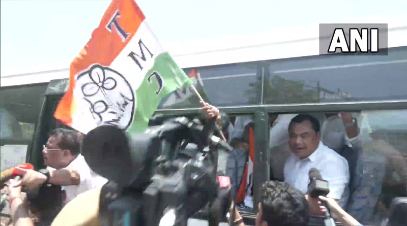 Assam: TMC leaders & workers protesting outside Radisson Blu Hotel in Guwahati | Sangbad Pratidin