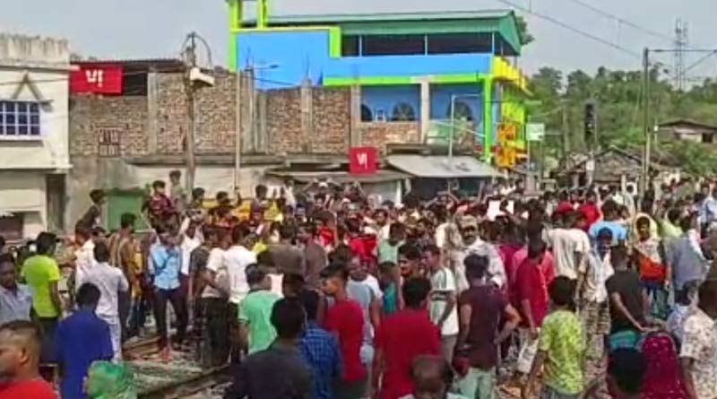 Prophet Comments Row: Rail Block ar Kazipara rail station near Barasat, passengers suffered lot | Sangbad Pratidin