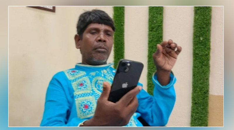 Kacha Badam singer Bhuban Badyakar gets an iPhone as a gift from fan | Sangbad Pratidin