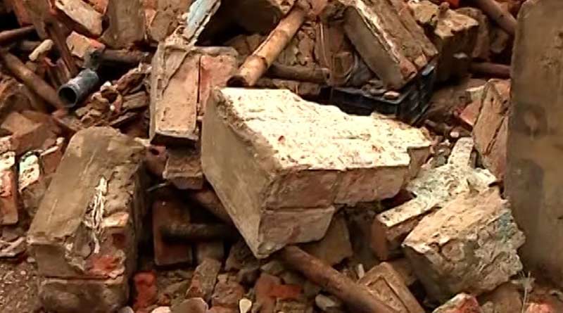 জনতা সতর্ক করলেও শুনতে পাননি চিৎকার, পাঁচিল চাপা পড়ে প্রাণ গেল বধির প্রৌঢ়ের