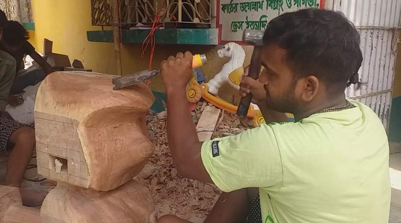 Youth from Murshidabad makes sculpture of Jagannath-Balaram-Subhadra on wood | Sangbad Pratidin