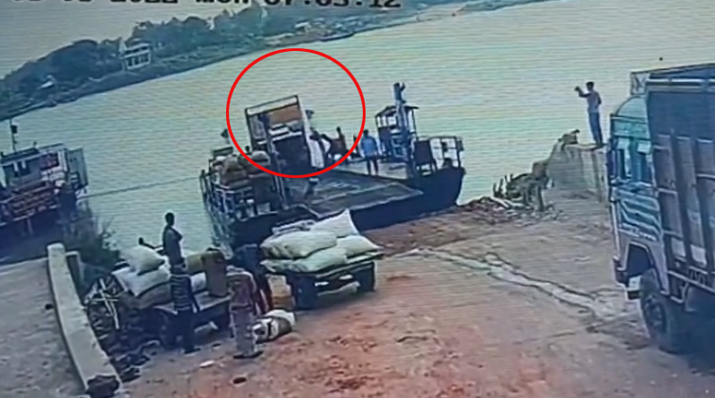 Truck carrying sand slipped from Vessel at Kalna | Sangbad Pratidin