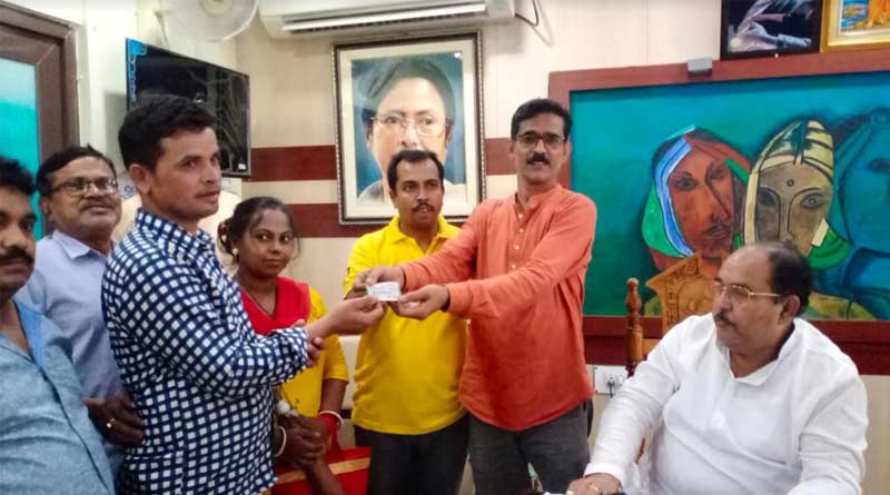 A labour of bangaon win 45 thousand rupee in lottery | Sangbad Pratidin
