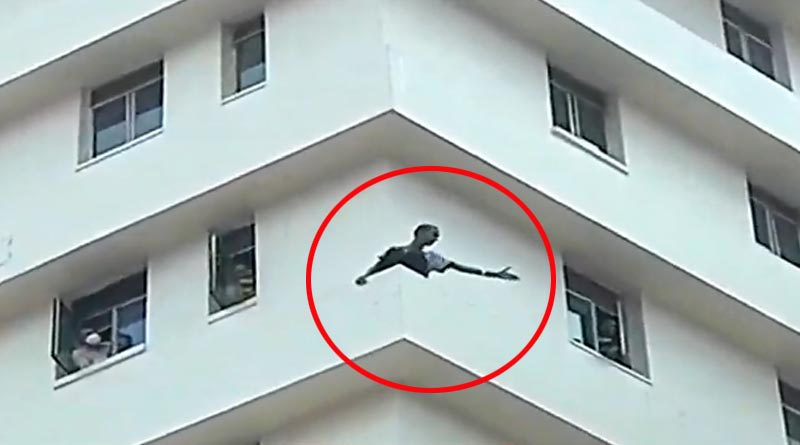 মল্লিকবাজারের নার্সিংহোমের ৮ তলার কার্নিশে রোগী, নামানোর চেষ্টায় তৎপর দমকল